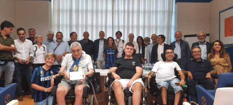 Un momento dell’incontro degli esponenti degli “Inter-Nati”, un gruppo di tifosi dell’Inter, e i dirigenti del Centro Clinico NeMO di Milano, il 5 settembre 2023.