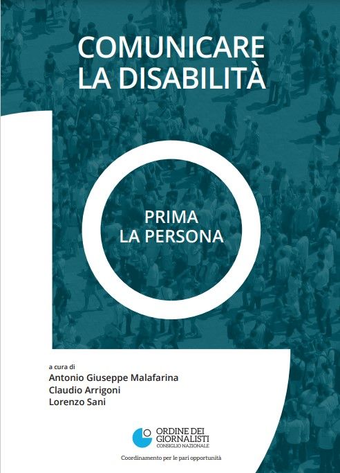 Nella copertina di “Comunicare la disabilità. Prima la persona”, la guida del Coordinamento per le pari opportunità dell’Ordine dei Giornalisti, alcuni elementi decorativi bianchi risaltano su uno sfondo grigio-azzurro che lascia intravvedere una moltitudine di persone.