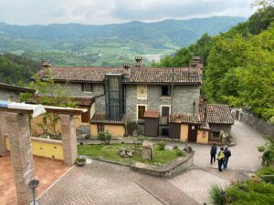 La Cascina Croce Piaggi, a Val di Nizza (Pavia), messa a disposizione da Fondazione Oltre il Blu per il progetto “Una palestra di autonomia” rivolto a giovani con autismo e disabilità intellettiva e sensoriale.