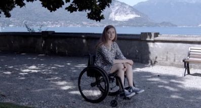 Una scena di “Oltre il buio” con la protagonista in sedia a rotelle.