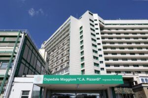 L’ingresso dell’Ospedale Maggiore Carlo Alberto Pizzardi di Bologna, una delle strutture coinvolte nel percorso DAMA (Accoglienza Medica Avanzata per le persone con disabilità grave).