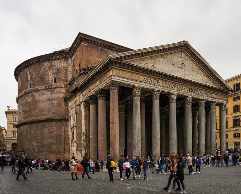 Il lato destro e la parte frontale (con il colonnato) del Pantheon (Roma). L’edificio, che in origine era un tempio ed oggi è una Basilica cristiana, venne edificato nel 27 a.C. dal politico e architetto Marco Vipsanio Agrippa, e, a seguito di significativi danneggiamenti, fu ricostruito dall’imperatore Adriano nel 112-124 d.C. (foto: Wikipedia).