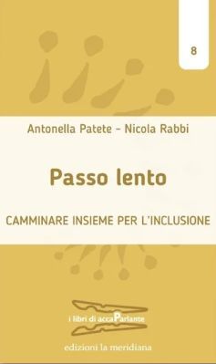 La copertina del volume “Passo lento. Camminare insieme per l’inclusione” di Antonella Patete e Nicola Rabbi contiene gli estremi della pubblicazione ed alcuni elementi decorativi.