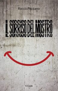 La copertina de “Il sorriso del mostro”, un romanzo del giornalista Rocco Pezzano, è illustrata con la scritta nera e parzialmente riflessa del titolo dell’opera, sotto la quale è disegnato un arco rosso che simula un sorriso.