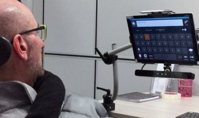 Utilizzo di un puntatore oculare da parte di una persona con disabilità.