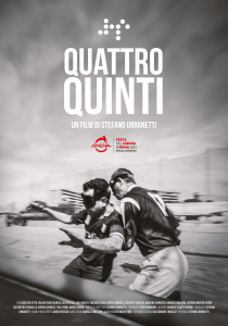 La locandina del docufilm “Quattro quinti” di Stefano Urbanetti è illustrata con la foto in bianco e nero di due uomini ciechi che giocano a calcio