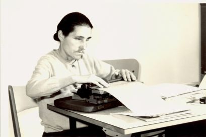 Sabina Santilli, fondatrice della Lega del Filo d’Oro, in una foto del 1969 alla macchina dattilografica.