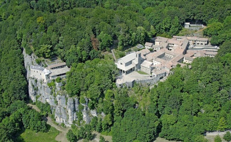 Una suggestiva veduta aerea de La Verna, il Santuario francescano delle Stimmate, immerso nella rigogliosa vegetazione del Parco Nazionale delle Foreste Casentinesi.