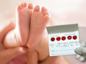 Lo screening neonatale è un semplice esame non invasivo, che si svolge tramite un piccolo prelievo di sangue dai piedini del neonato.