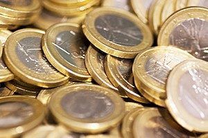 Un insieme di monete da un euro.
