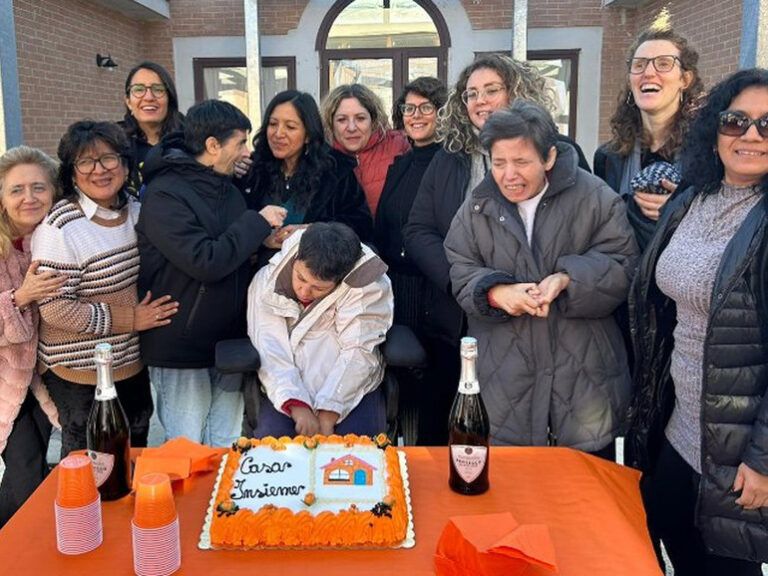Un momento dell’inaugurazione – con tanto di torta e spumante – di Casa Insieme, un’abitazione che la cooperativa Spes contra Spem di Roma ha destinato ai progetti di “Dopo di noi” di tre persone adulte con grave disabilità (fonte: «Redattore Sociale»).