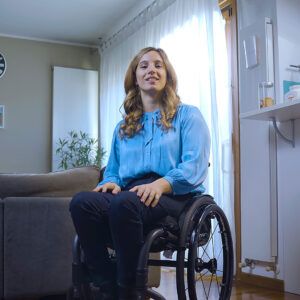 Arianna Talamona, nuotatrice paralimpica e attivista per l’inclusione e la disabilità, in un fotogramma di “ShowREAL”, una campagna sociale digitale volta a promuovere una rappresentazione non stereotipata delle persone con disabilità nelle pubblicità.