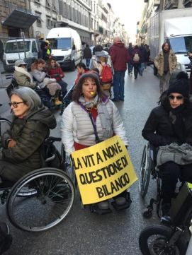 Una manifestazione di protesta delle persone con disabilità grave, svoltasi nel dicembre 2018, di fronte alla sede del Consiglio Regionale della Toscana, a Firenze.