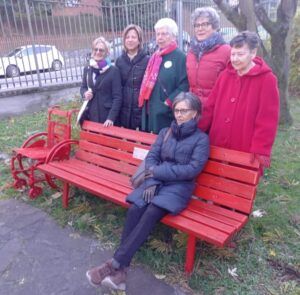 La panchina rossa e la carrozzina rossa, simboli di un’accoglienza inclusiva di tutte le donne vittime di violenza, installate presso la sede della UILDM di Bergamo il 25 novembre 2023.