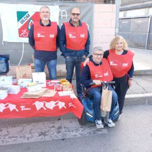 Alcuni volontari e una volontaria presso un banchetto allestito in una delle tante piazze d’Italia in occasione dell’edizione 2023 della Giornata Nazionale UILDM (Unione Italiana Lotta alla Distrofia Muscolare).