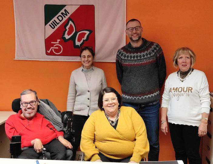In foto dell’incontro per dare il via al progetto “Match Point” promosso dalla UILDM Nazionale. Da sinistra: Marco Rasconi, Anna Rossi, Ialina Charlotte Vinci, Nicola Gabella e Vilma Lupi.