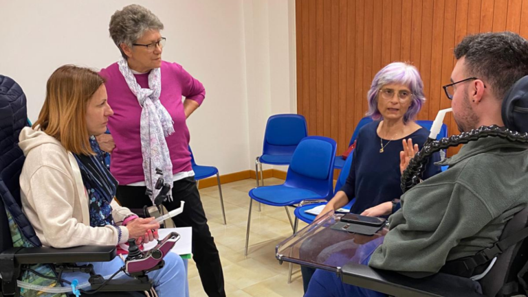 Alcuni soci e socie della UILDM parlano tra di loro in occasione delle Manifestazioni Nazionali UILDM 2024.
