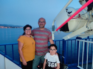 Santo con mamma Barbara e babbo Delfio davanti ad un mare ed un cielo sempre più blu.