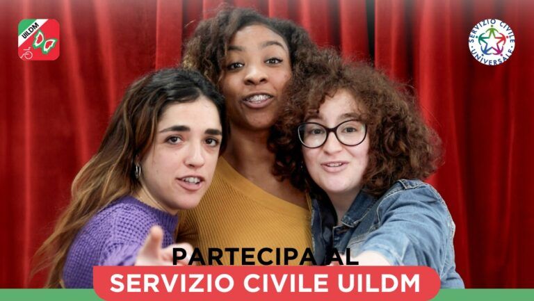 “Partecipa al Servizio Civile UILDM”, è la scritta sul banner predisposto dall’Associazione per promuovere il reclutamento di 184 volontari e volontarie. Esso è illustrato con la foto di tre giovani donne sorridenti.