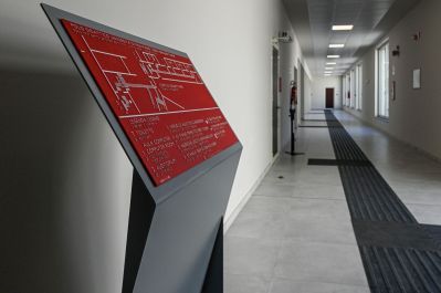 Il corridoio di uno dei Poli Didattici dell’Università di Pisa, fornito di mappa tattile e di percorso tattilo-plantare.