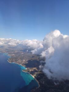 Una veduta aerea su un lembo di terra con qualche nuvola (foto di Simona Lancioni).
